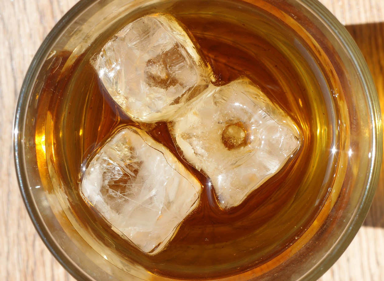 2019-06-19 Eiswuerfel im Teeglas